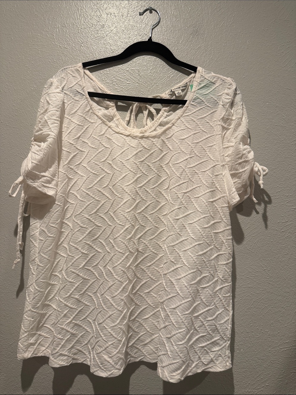 Zac & Rachel White Textured Short-Sleeve Tie-Back Blouse. PTP 24”, Length 26”